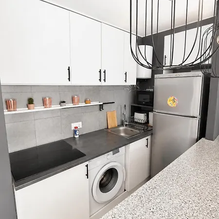 Bright Renovated With Courtyard Views