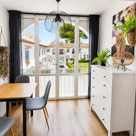 Bright Renovated With Courtyard Views *
