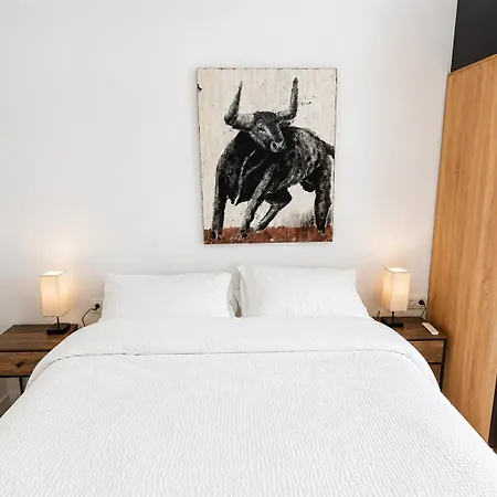 Bright Renovated With Courtyard Views *