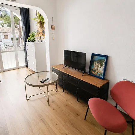 Bright Renovated With Courtyard Views *